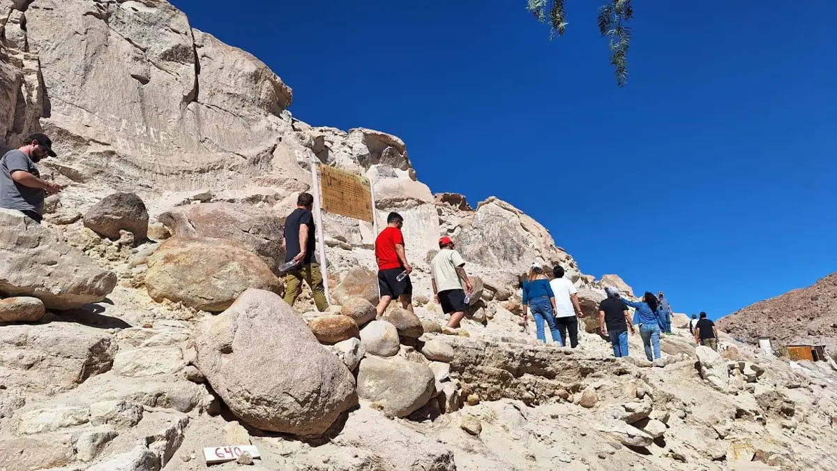 Recorrido entre las rocas de la quebrada