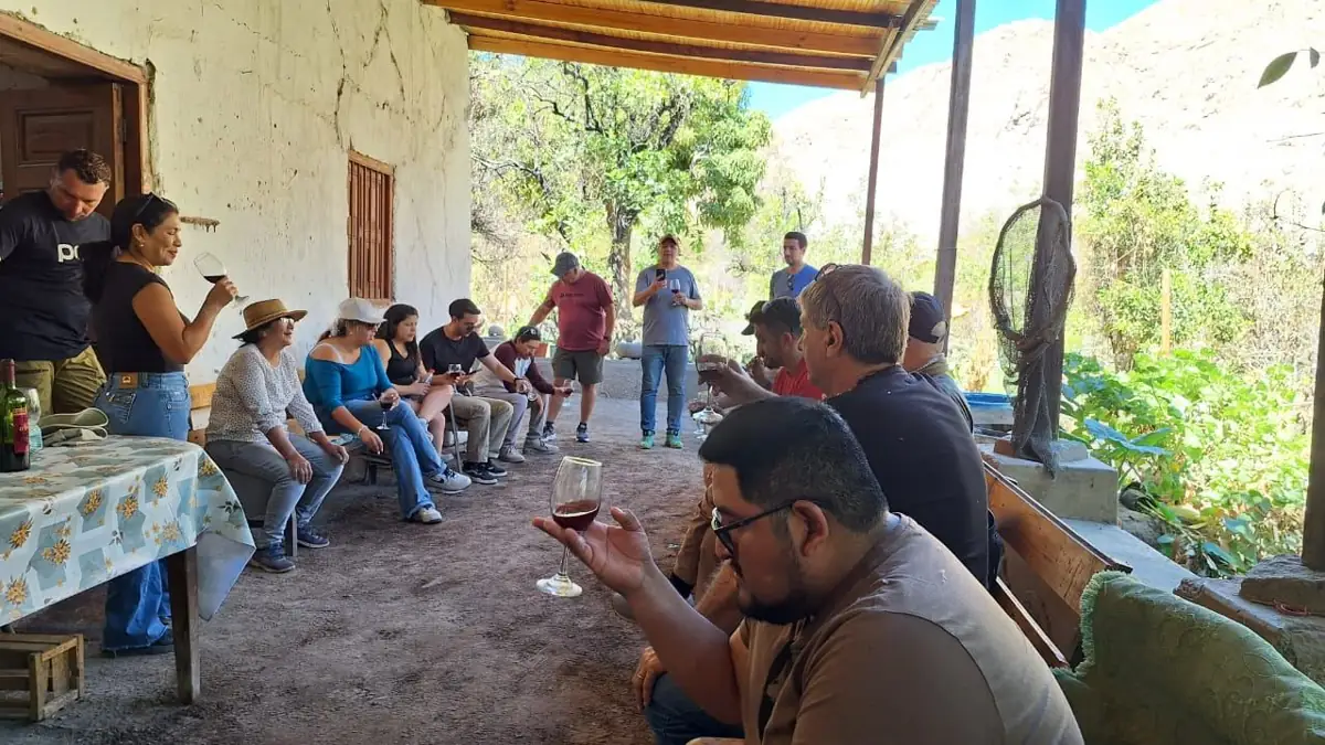 Visitantes degustando vino en el corredor