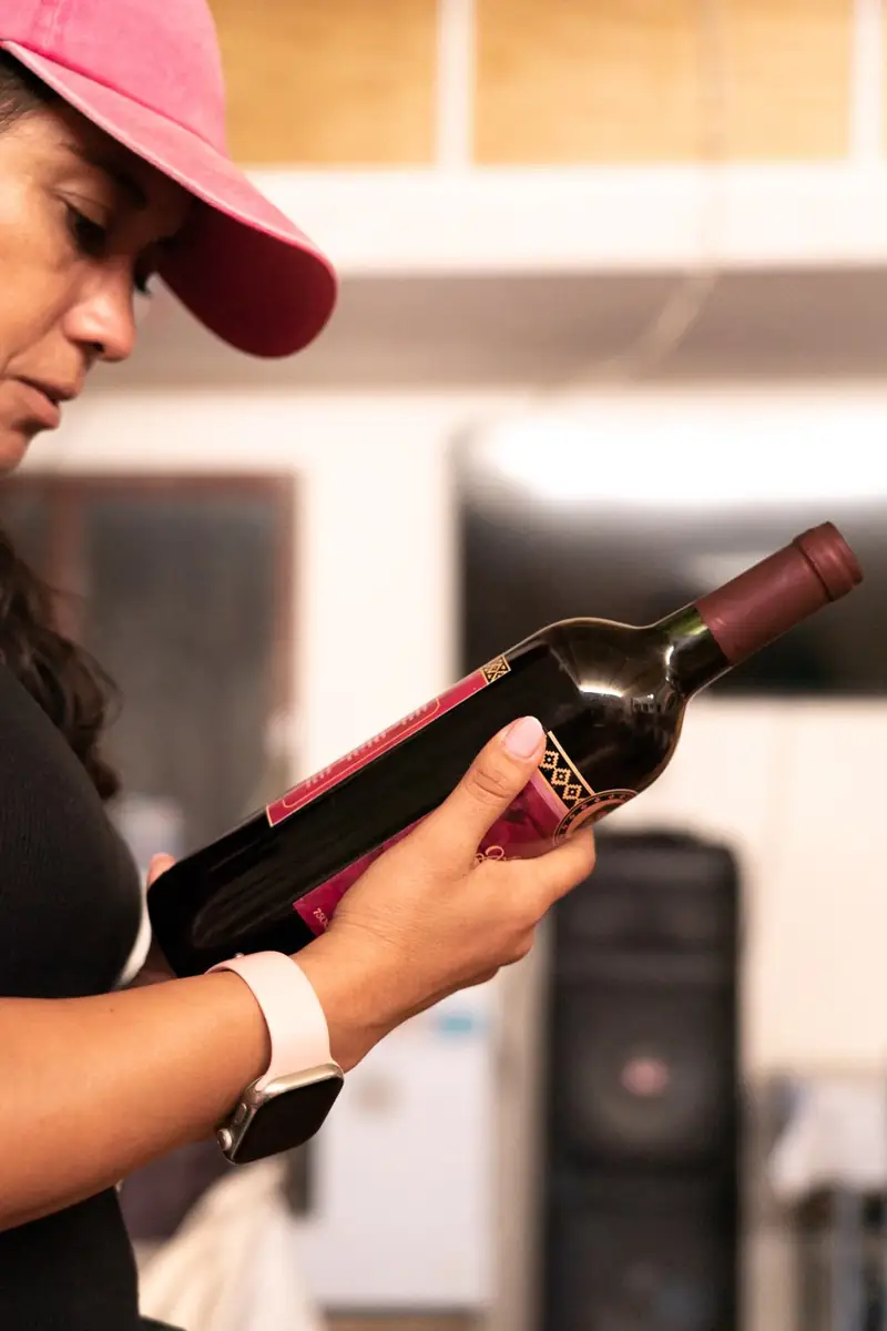 Marcela con una botella de Pintatani La Falca de Albarracín