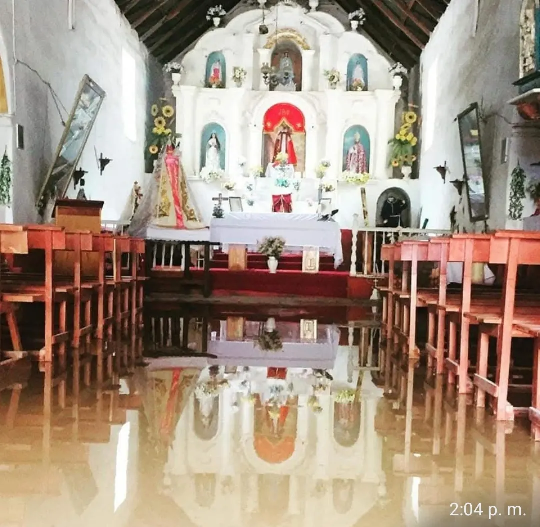 Interior de la iglesia de Codpa con su altar