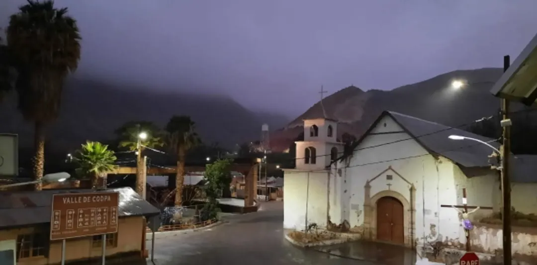 Iglesia de Codpa y la plaza al anochecer